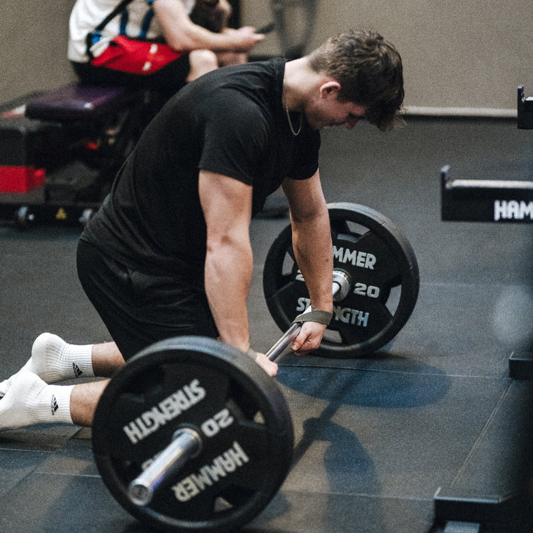 StrapIt Lifting Straps er det ultimative valg til dig, der vil maksimere din styrke og løfteevne. Disse stropper hjælper med at tage trykket af dine hænder og underarme under tunge løft, så du kan fokusere på teknikken og undgå træthed i grebet. Uanset om du træner dødløft, rows eller shrugs, giver StrapIt Lifting Straps dig den nødvendige støtte til at løfte tungere og længere.