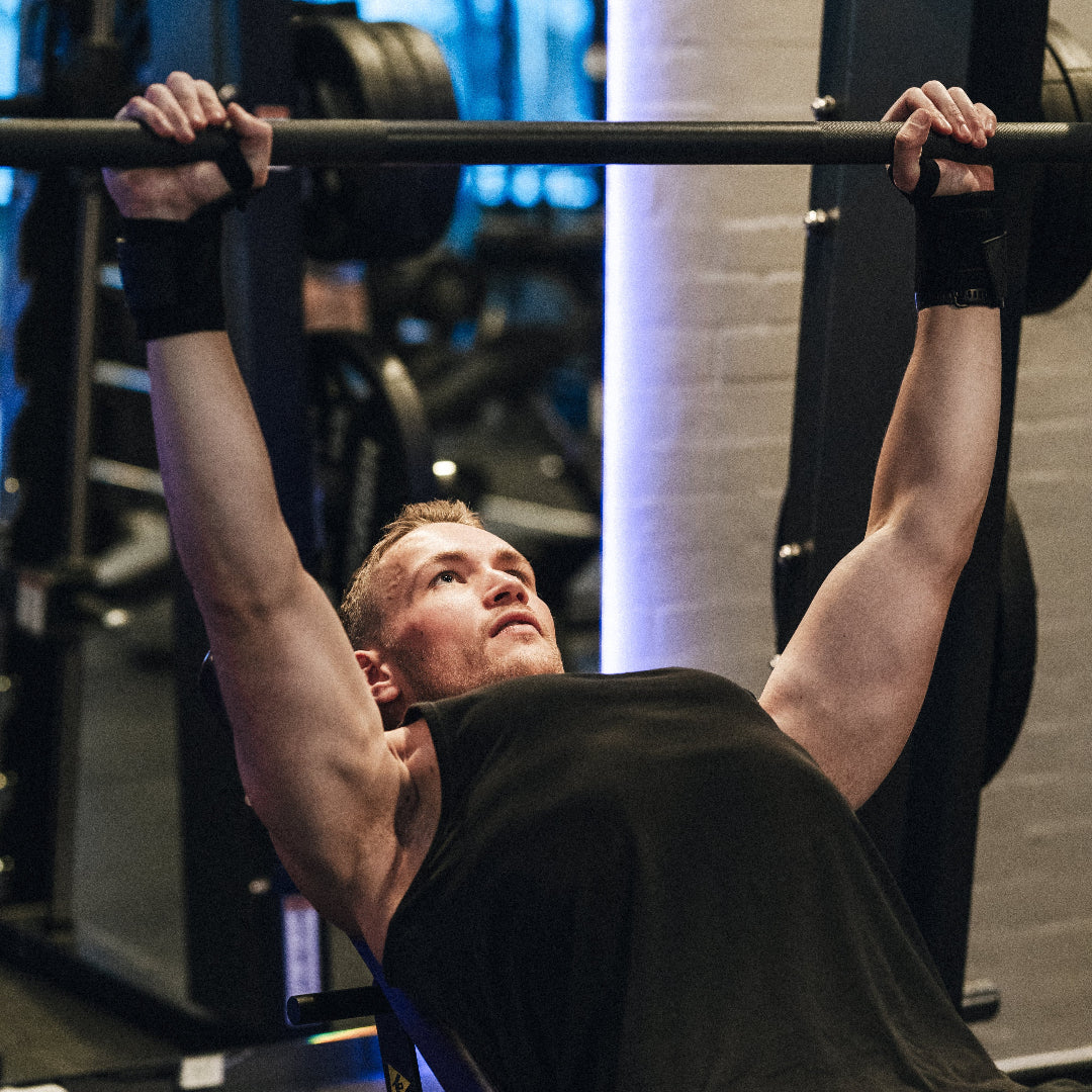 For dem, der har brug for ekstra støtte under tunge løft, er wrist wraps uundværlige. StrapIt wrist wraps giver dig den stabilitet, du har brug for til at forhindre overbelastning af dine håndled under træning. Perfekt til øvelser som bænkpres og skulderpres, hvor dine håndled kan blive udsat for meget pres.